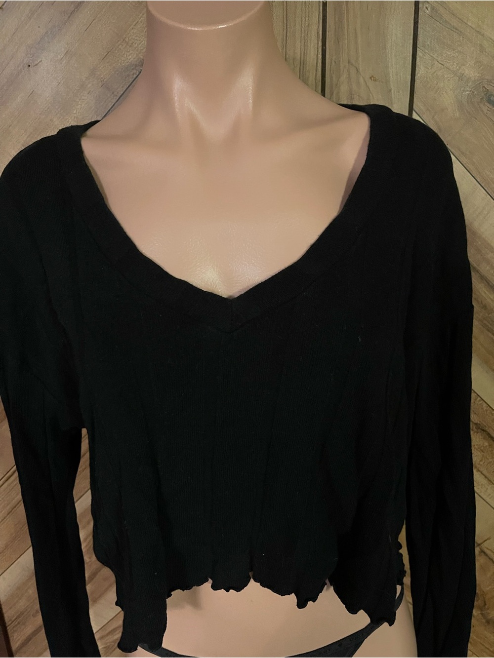 Aeropostale Womens M Black Crop Top Long Sleeve V Neck Ribbed Knit Shirt Medium - Picture 3 of 11